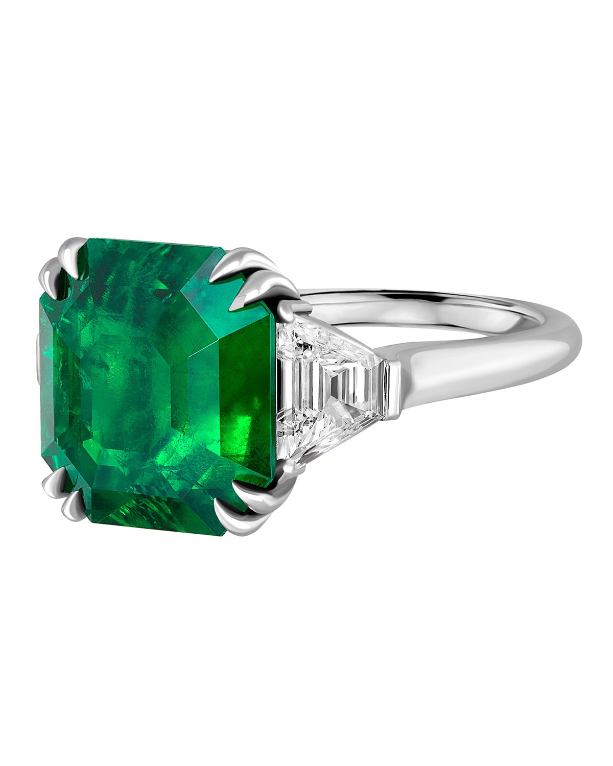 Emerald-cut ring with trapezoid diamonds — vivid green without color cast