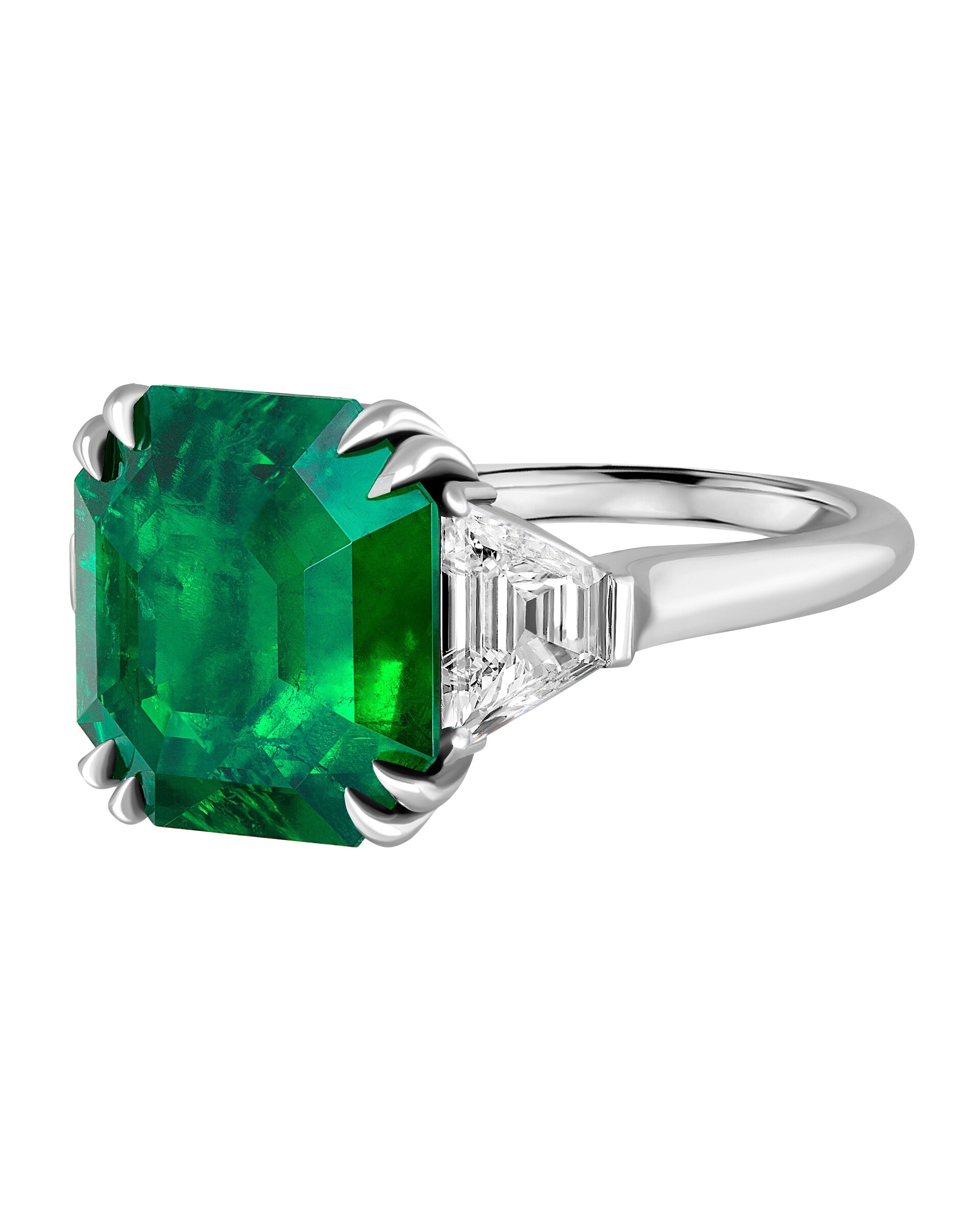 Emerald-cut ring with trapezoid diamonds. Vivid green without color cast